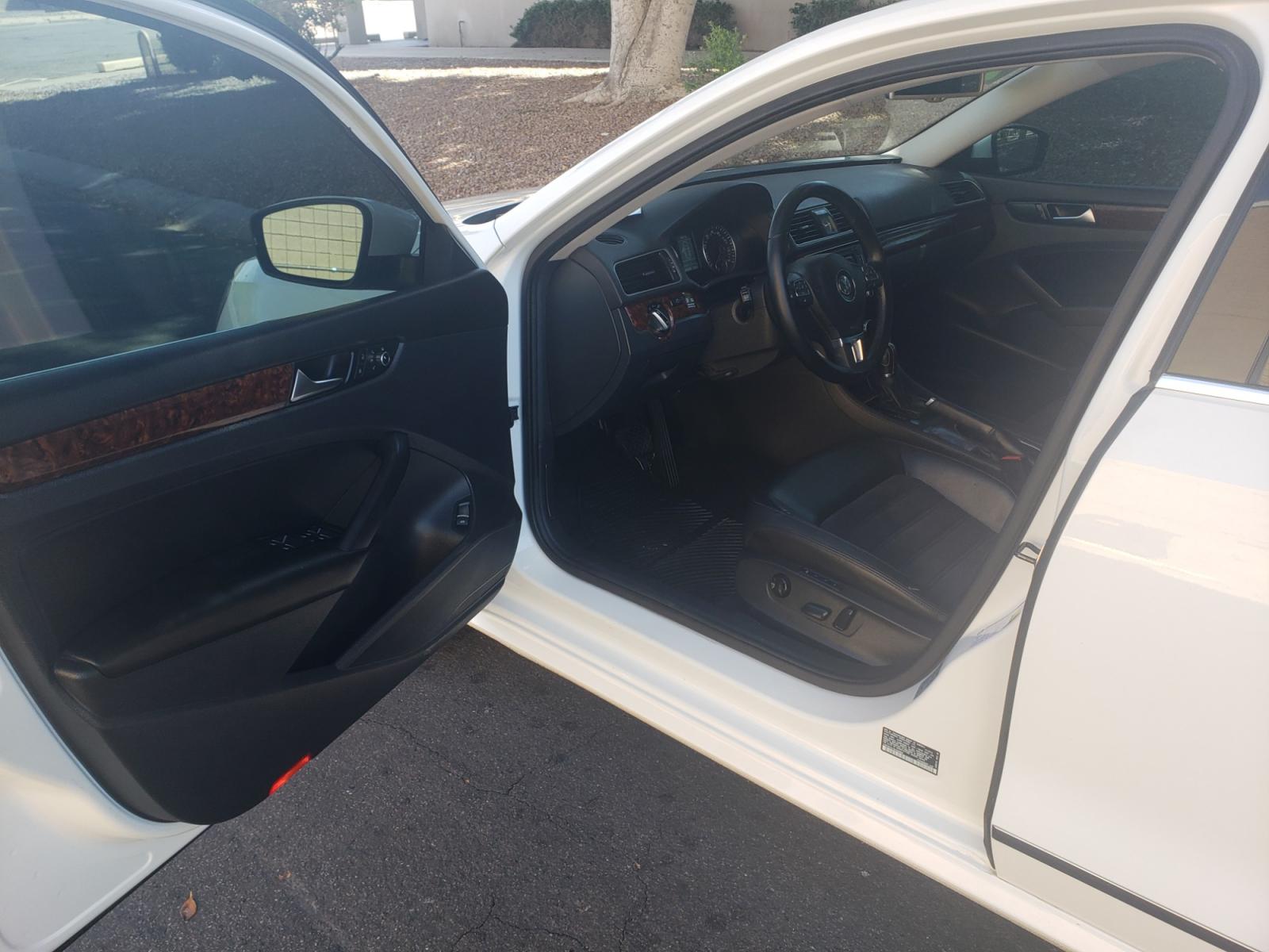 2013 WHITE /gray and black Volkswagen Passat tdi highline (1VWCN7A31DC) with an 2.0L L4 DOHC 16V engine, 6-Speed Automatic transmission, located at 323 E Dunlap Ave., Phoenix, AZ, 85020, (602) 331-9000, 33.567677, -112.069000 - 2013 Volkswagen Passat TDI SEL Premium,...... EXCELLENT condition, A Real Must See!!.... No accidents, Ice cold ac front and rear, Stereo/CD Player, Satellite compatible, Bluetooth, Phone sync, Backup camera, Navigation, Clean Black and Gray interior with Black Leather seats in near perfect conditio - Photo #8